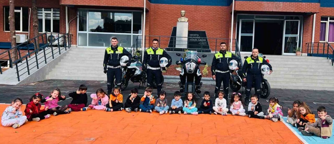 Gaziantep'te jandarma ekipleri, Şehitkamil ilçe merkezindeki 73 öğrenciyi güvenli trafik