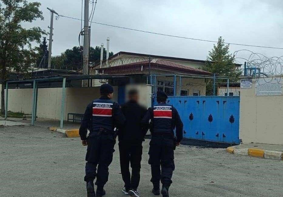 Uşak'ta jandarma, JASAT koordinasyonuyla düzenlediği operasyonlarda toplam 31 aranan kişiyi