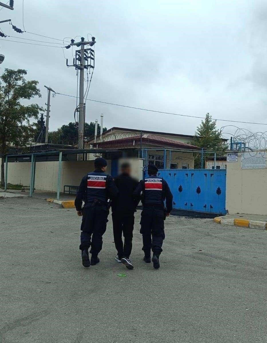 Uşak'ta jandarma, JASAT koordinasyonuyla düzenlediği operasyonlarda toplam 31 aranan kişiyi