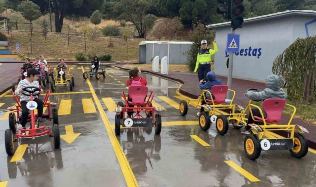 Çanakkale’de Jandarma, Karakaya İlkokulu Öğrencilerine Trafik Güvenliği Eğitimi Verdi Çanakkale'de jandarma ekipleri, Karakaya İlkokulu'nda öğrencilere trafik güvenliği eğitimi verdi.