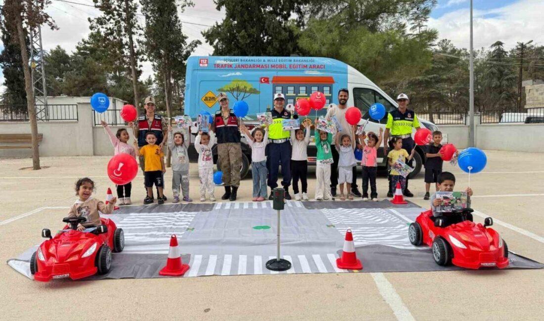 Gaziantep’te Jandarma Ekipleri, 118 İlkokul Öğrencisine Trafik Güvenliği Eğitimi Verdi Gaziantep'te jandarma, Nizip Akçakent ve Karkamış Kıvırcık ilkokullarındaki 118 öğrenciye