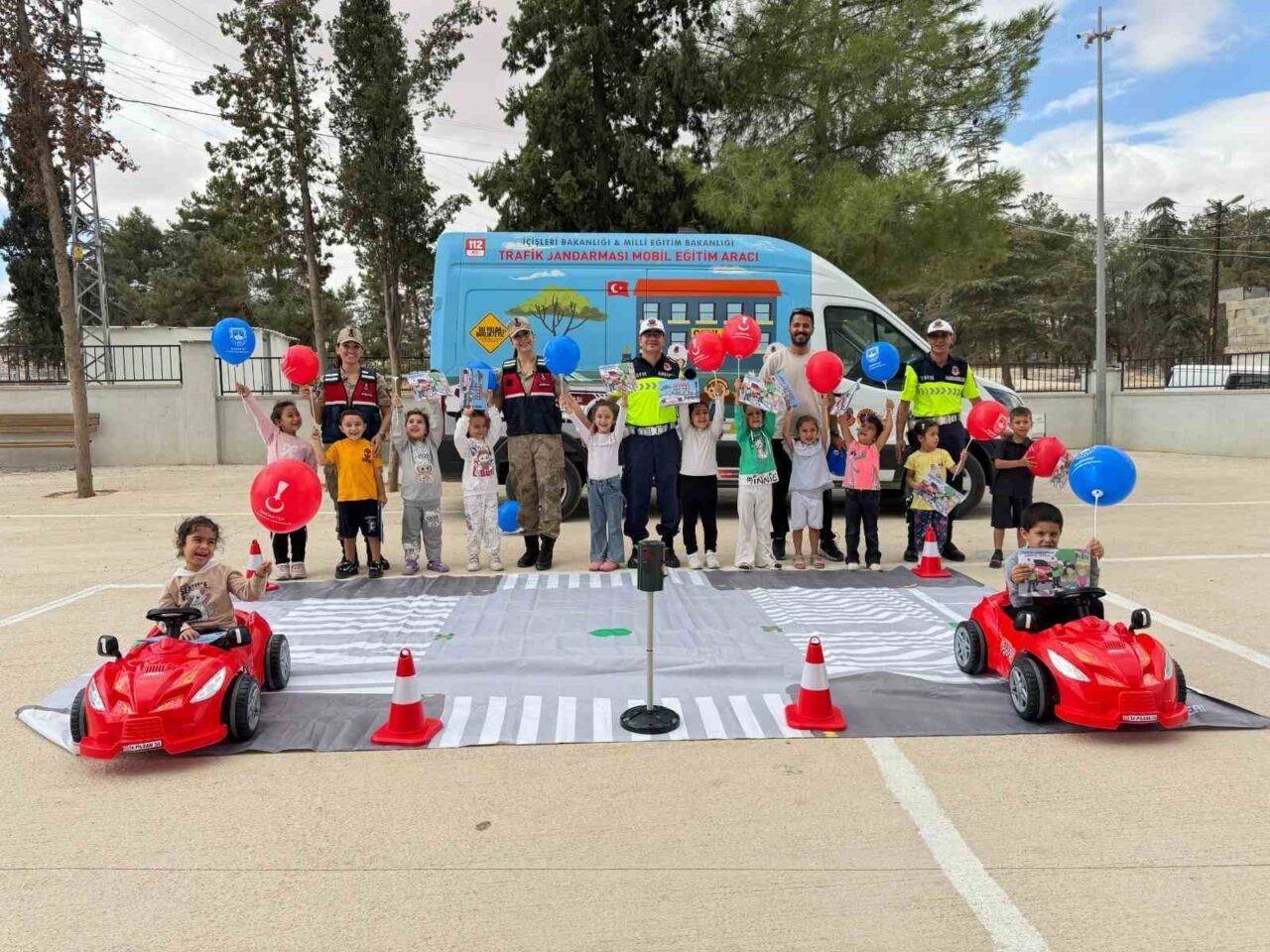Gaziantep'te jandarma Mobil trafik aracıyla 118 ilkokul öğrencisine güvenli trafik