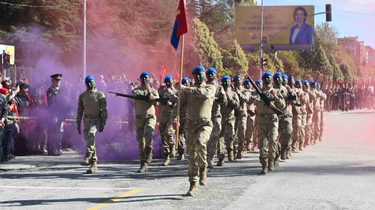 Eskişehir'de 29 Ekim Cumhuriyet Bayramı etkinliklerinde, jandarma birliklerinin düzenlediği akrobasi