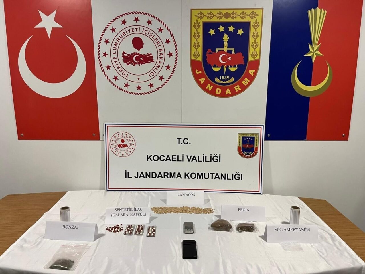 Kocaeli'nin Gebze ilçesinde gerçekleştirilen Jandarma operasyonunda 737 uyuşturucu hap, 117