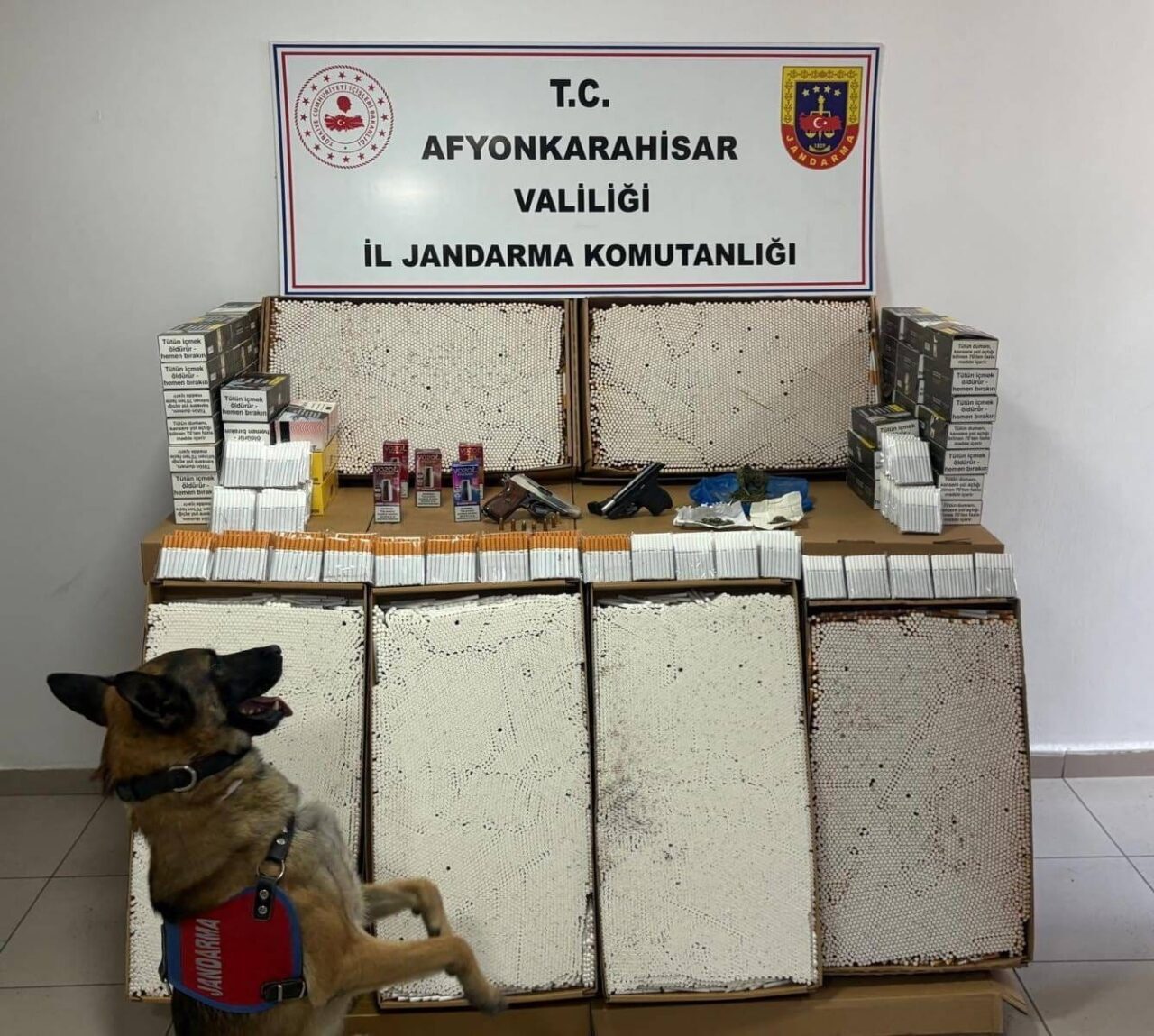 Afyonkarahisar’da Jandarma Operasyonu: Uyuşturucu ve Kaçak Silah Ele Geçirildi