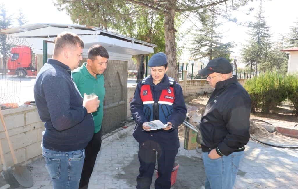 Afyonkarahisar'da jandarma, 37 vatandaşa kadına şiddetle mücadele eğitim semineri düzenledi.