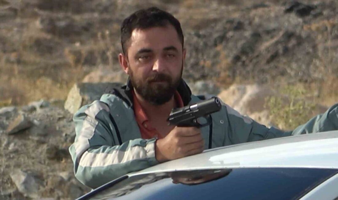 Aksaray’da Tabancayla İntihar Girişiminde Bulunan Adam, Arkadaşının Cesaretiyle Kurtarıldı Aksaray'da L.G. (34), intihar girişiminde bulunarak kafasına tabanca dayadı. Jandarma