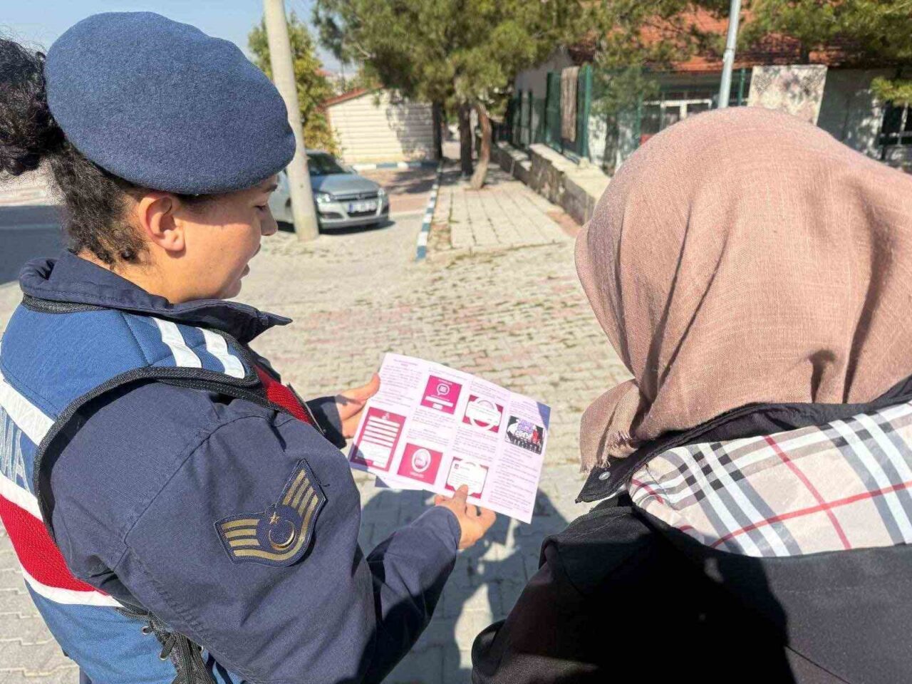Afyonkarahisar’da jandarma, ‘Kadına El Kal-ka-maz ve KADES Uygulaması Tanıtımı’ kapsamında