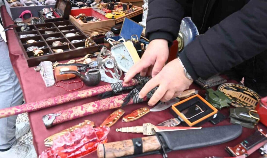 Eskişehir’deki antika tezgahı, Japon kılıçları ve Osmanlı cep saatleri gibi