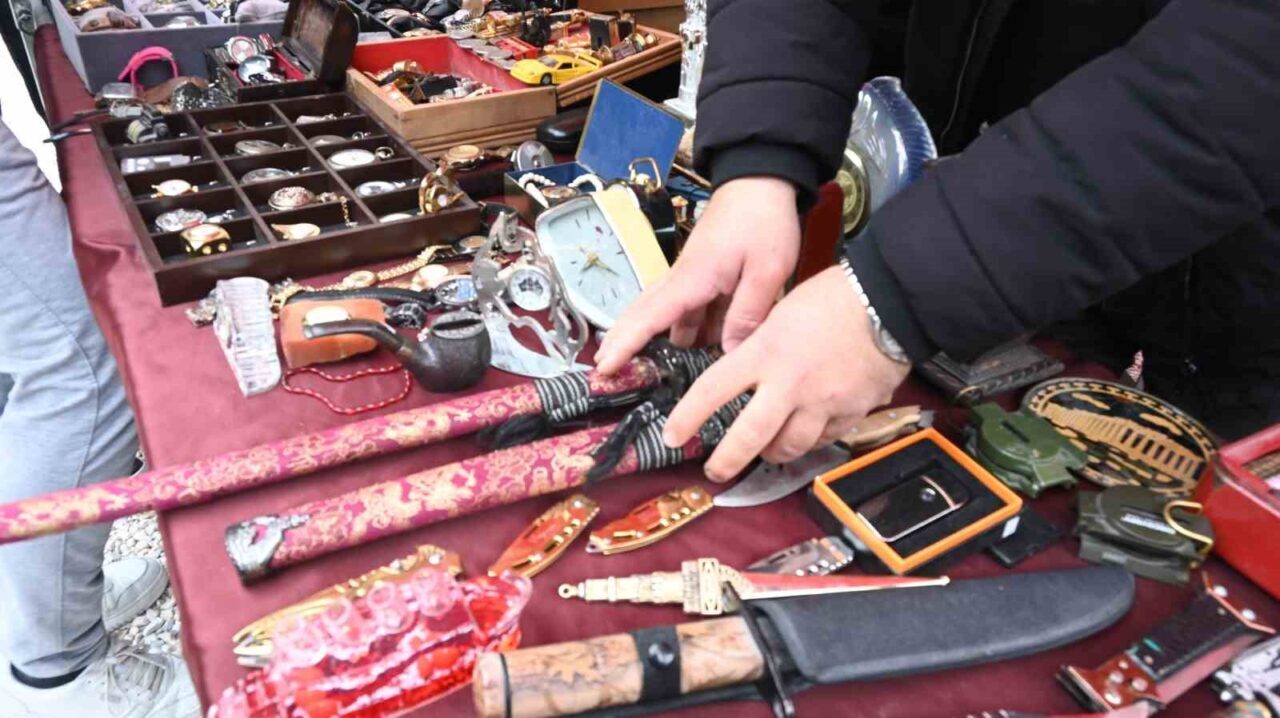 Eskişehir’deki antika tezgahı, Japon kılıçları ve Osmanlı cep saatleri gibi
