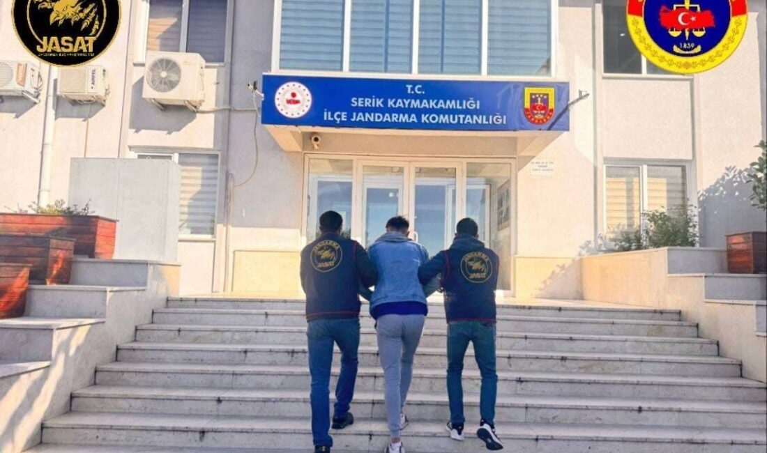 Antalya’da JASAT Ekipleri, Üç Günde 208 Aranan Kişiyi Ele Geçirdi Antalya'da JASAT ekipleri, son üç günde aranan 208 kişiyi yakalayarak
