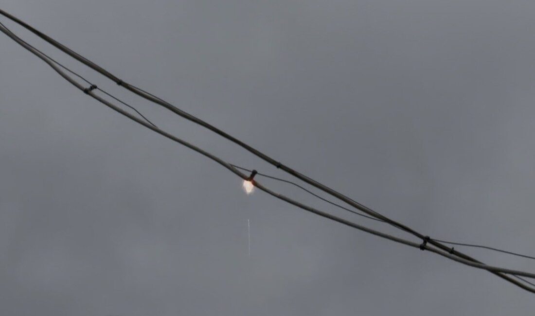 Düzce’de Yağışlar Sonrası Elektrik Kablolarında Patlama Tehlikesi: İtfaiye Ekipleri Hızla Müdahale Etti Düzce'nin Beyciler Mahallesi'nde etkili olan yağış, elektrik kablolarında kıvılcım çıkmasına