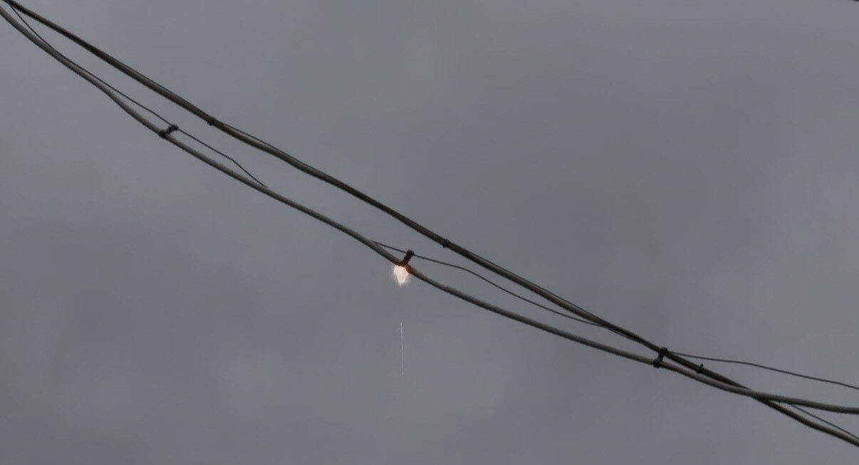 Düzce'nin Beyciler Mahallesi'nde etkili olan yağış, elektrik kablolarında kıvılcım çıkmasına