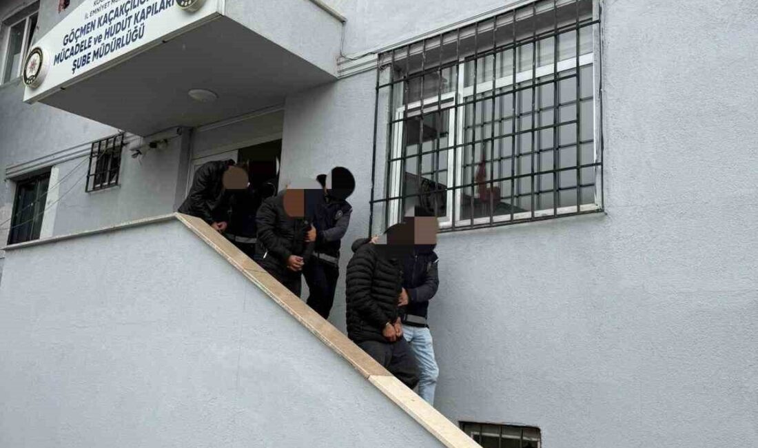 Kocaeli polisi, Düzce ve Karabük'te gerçekleştirdiği operasyonlarda, kaçak göçmenleri taşıyan