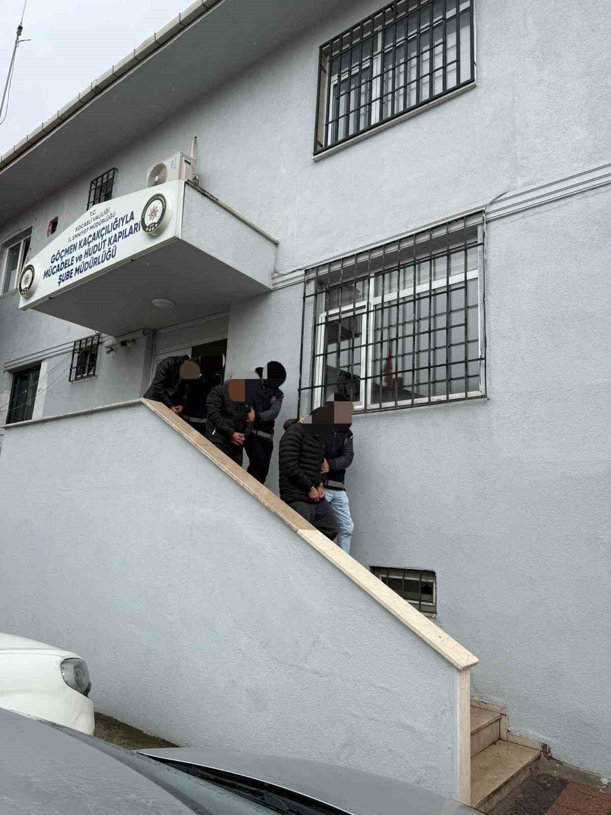 Kocaeli polisi, Düzce ve Karabük'te gerçekleştirdiği operasyonlarda, kaçak göçmenleri taşıyan