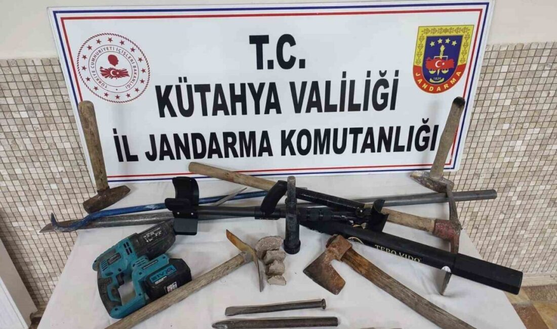 Kütahya’nın Emet Bölgesinde İzinsiz Kazı Yapan 9 Şahıs Gözaltına Alındı Kütahya'nın Emet ilçesinde jandarma, izinsiz kazı yapan 9 kişiyi gözaltına