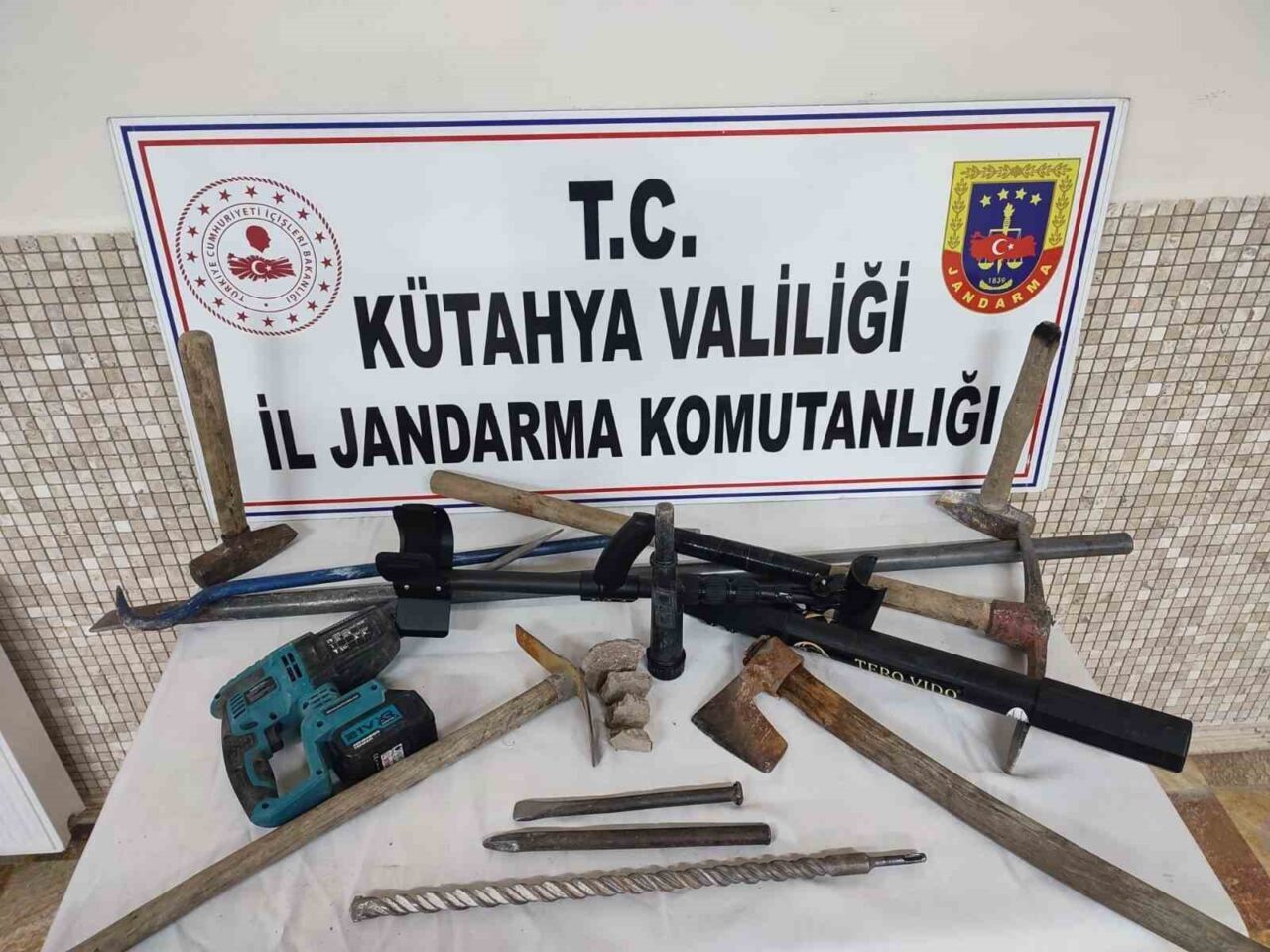 Kütahya'nın Emet ilçesinde jandarma, izinsiz kazı yapan 9 kişiyi gözaltına