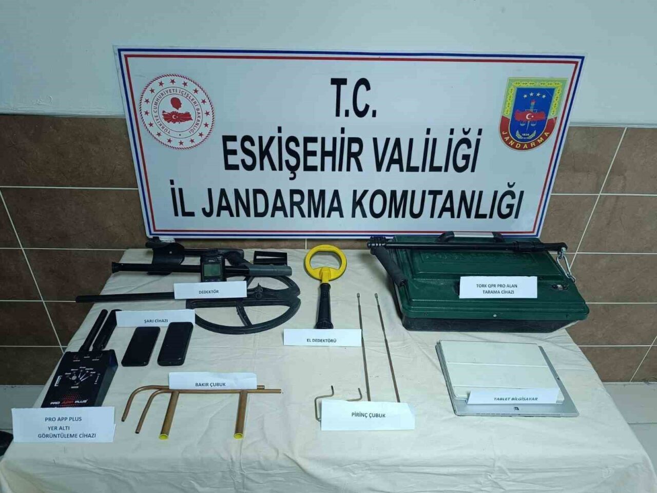 Eskişehir İl Jandarma Komutanlığı, Mahmudiye ilçesinde gerçekleştirilen operasyonda kaçak kazı