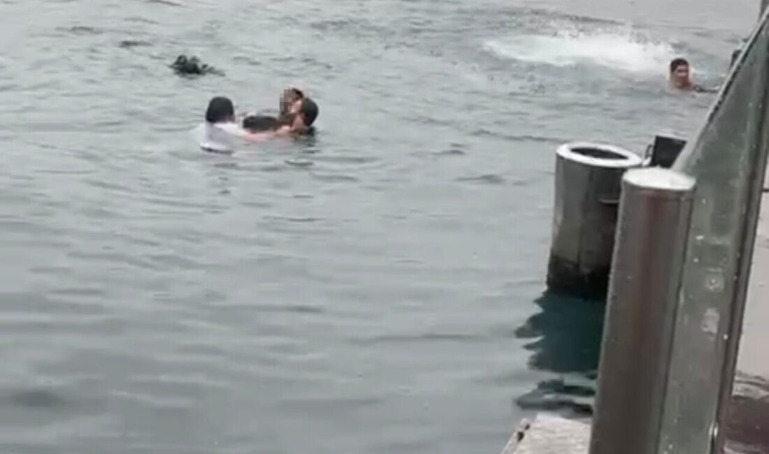 Kadıköy'deki iskelede 4 engelli vatandaş denize düştü. Olayda biri hayatını