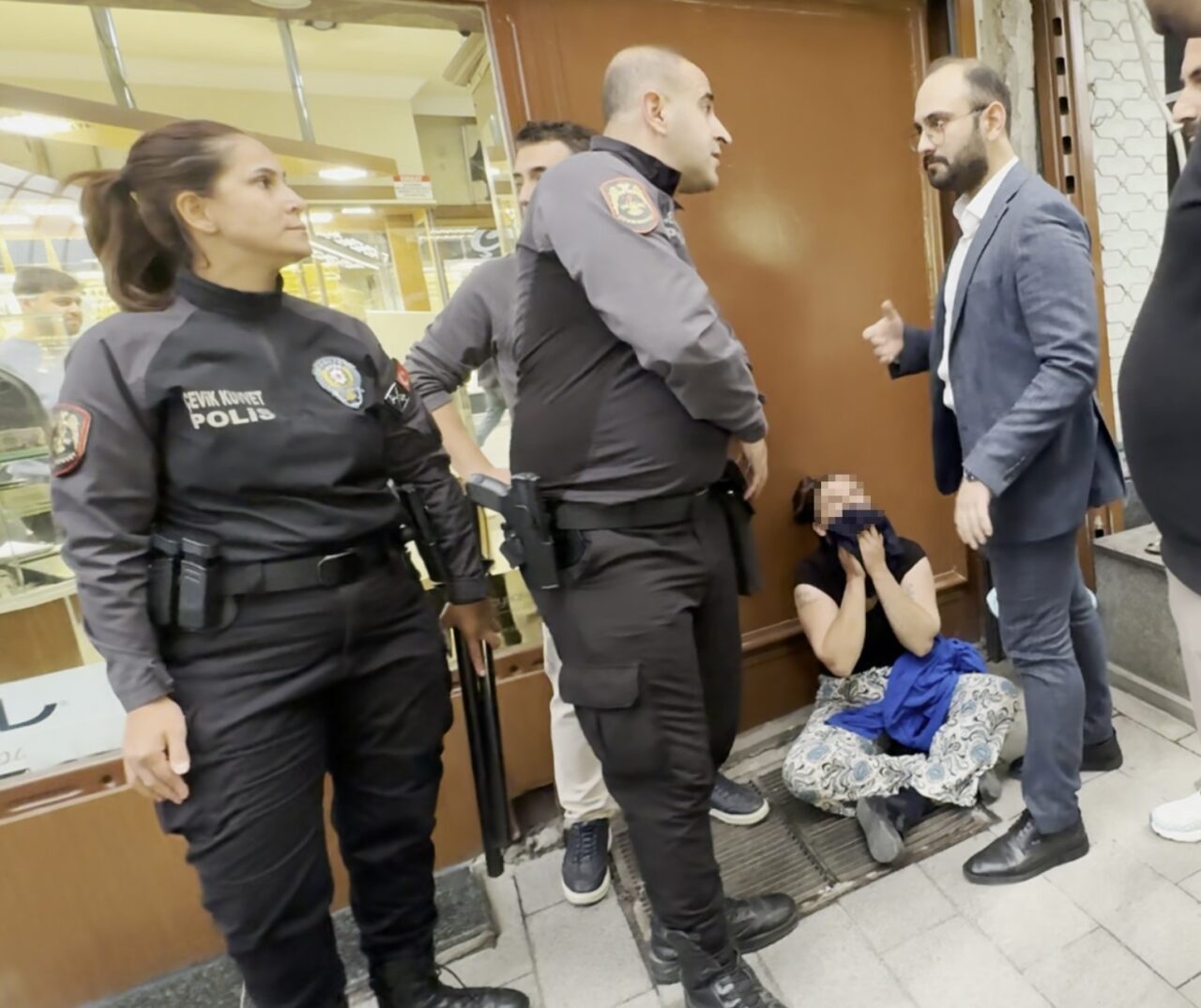 Aksaray'da K.Ş. isimli kadın, kuyumcudan altın bilezik almak için sahte