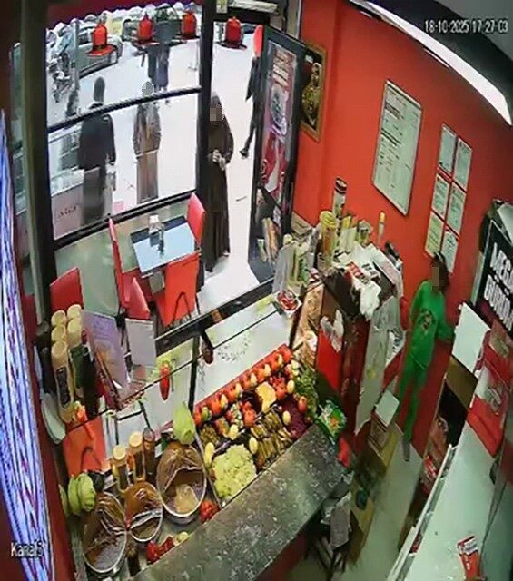 Bursa’nın İnegöl ilçesinde, üç kadın yanlarındaki çocuğu bir çiğ köfte