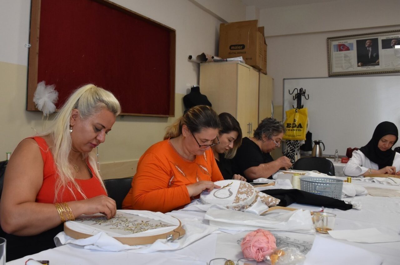 Gaziantep'te Şahinbey Belediyesi'nin açtığı el sanatları kursu, kadınların geleneksel teknikler