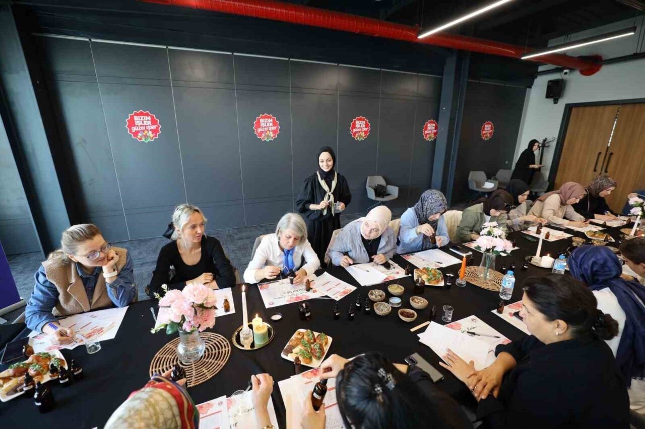 Başiskele'de, kadınlara yönelik düzenlenen Aromaterapi Atölyesi'nde katılımcılar aromaterapik masaj yağı