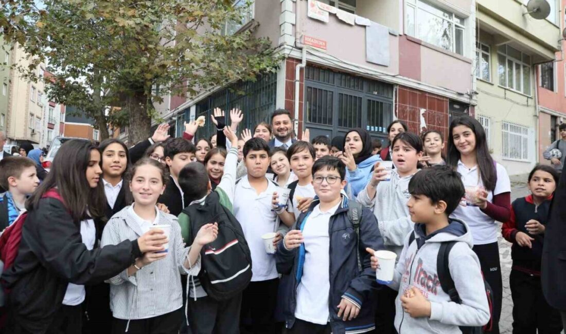 Kağıthane Belediyesi, eğitim dönemiyle birlikte öğrencilere ve ailelerine okul çıkışlarında
