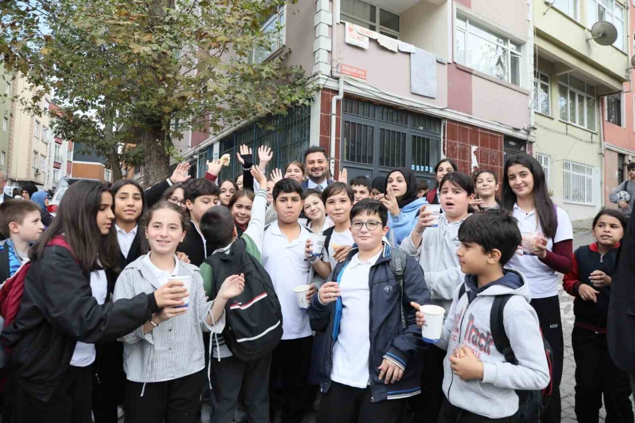 Kağıthane Belediyesi, eğitim dönemiyle birlikte öğrencilere ve ailelerine okul çıkışlarında