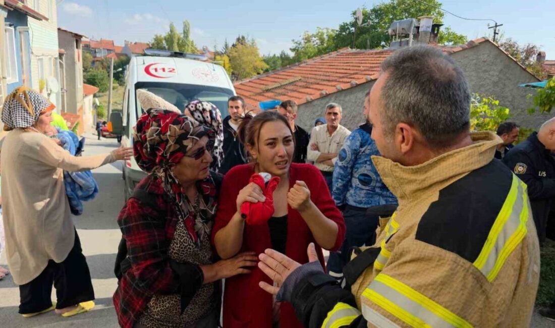 Kütahya’da yangın felaketinde anne ve iki çocuğu, alevlerden balkona sığınarak kurtuldu Kütahya'da çıkan yangında Dilek Yavuz, 2 aylık oğlu ve 3