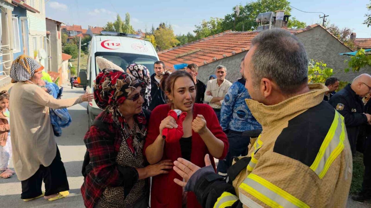 Kütahya'da çıkan yangında Dilek Yavuz, 2 aylık oğlu ve 3