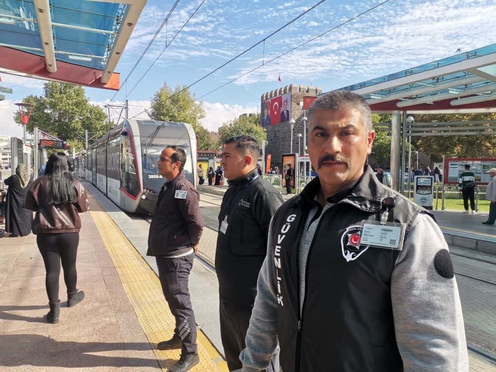 Kayseri'de güvenlik görevlisi Ayhan Akış, kulaklık takılı olduğu için tramvayı