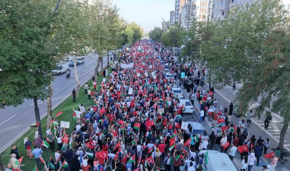 Kahramanmaraş'ta, Büyükşehir Belediyesi ve sivil toplum kuruluşlarının öncülüğünde düzenlenen Filistin'e