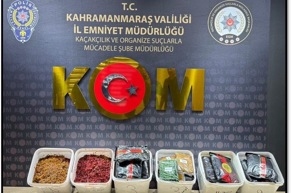 Kahramanmaraş’ta düzenlenen operasyonda, 75 kilogram gümrük kaçağı nargile tütünü ve 23 cep telefonu ele geçirildi Kahramanmaraş'ta Kaçakçılık ve Organize Suçlarla Mücadele Şubesi, düzenlediği operasyonda 4