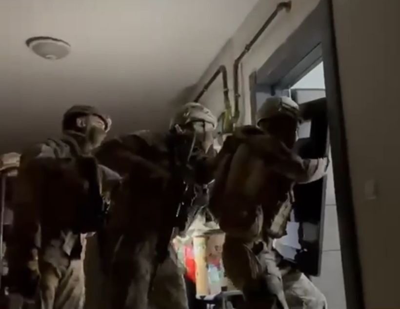 Kahramanmaraş’ta Silah Kaçakçılığında 14 Şüpheli Yakalandı, 7 Kişi Tutuklandı Kahramanmaraş'ta silah kaçakçılığına yönelik düzenlenen operasyonda 14 kişi gözaltına alındı.