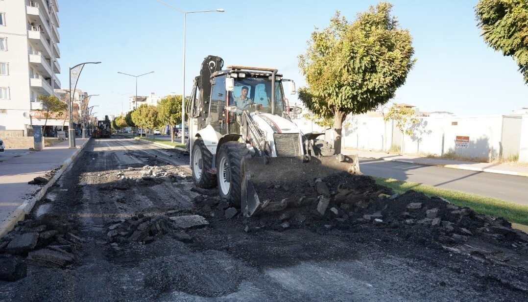 Adıyaman'ın Kahta Belediyesi, ilçede kapsamlı asfalt yol çalışmaları gerçekleştirerek yolları