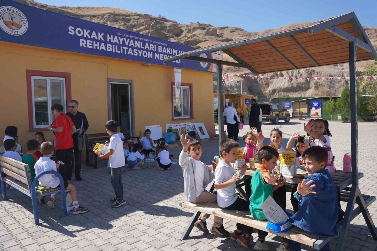 Adıyaman’ın Kahta Belediyesi, 4 Ekim Dünya Hayvanları Koruma Günü kapsamında