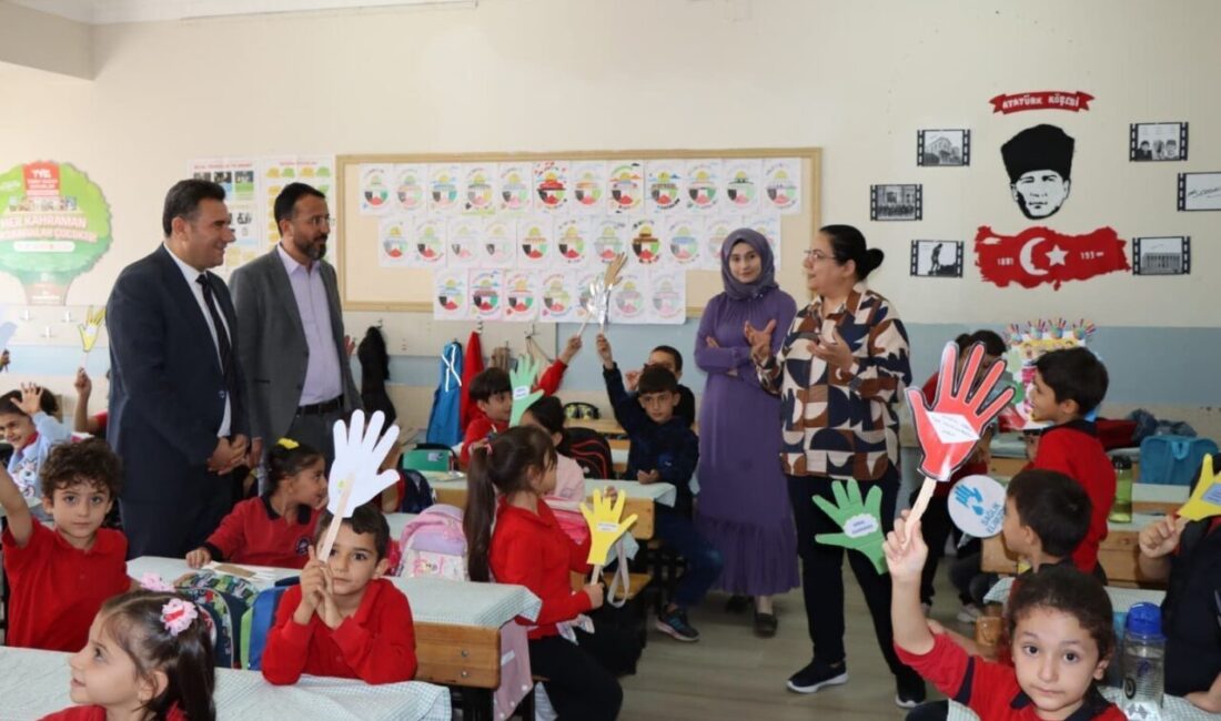 Kahta Devlet Hastanesi’nden Öğrencilere El Hijyenini Anlatan Farkındalık Etkinliği Düzenlendi Adıyaman'ın Kahta Devlet Hastanesi, 15 Ekim Dünya El Yıkama Günü