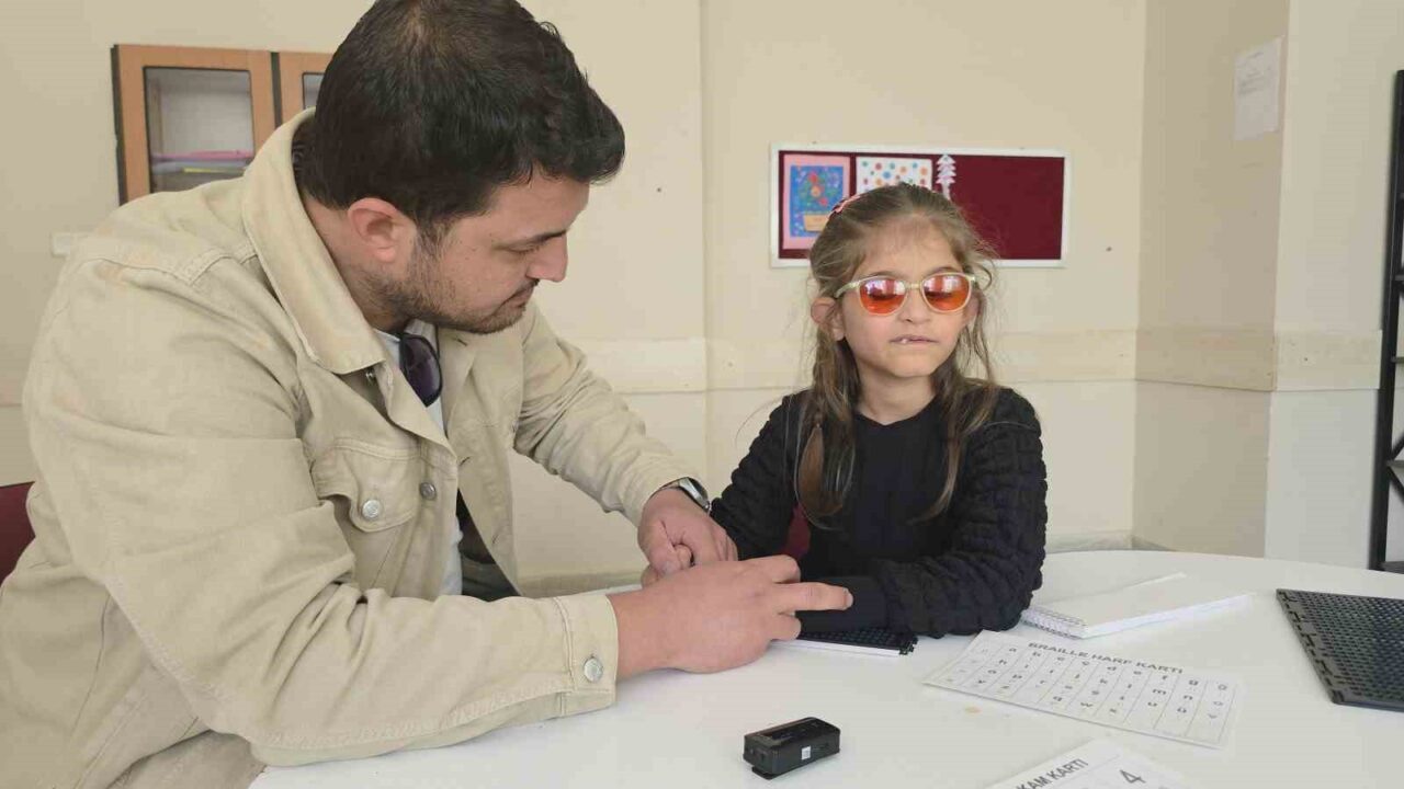 İzmir’in Tire ilçesinde yaşayan yüzde 90 görme engelli 2. sınıf