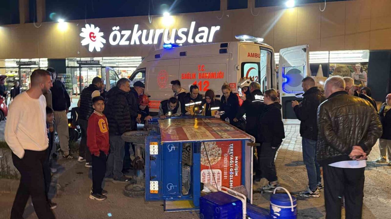 Düzce'de D-100 karayolu'nda İsmail E. yönetimindeki elektrikli araç, kaldırıma çıkarken