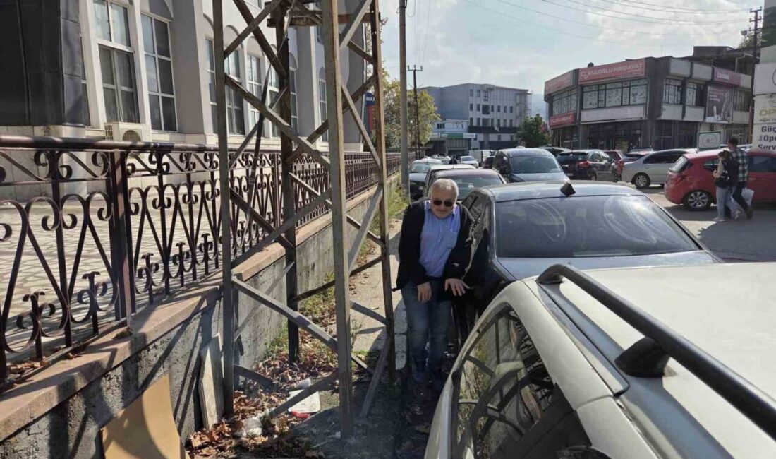 Samsun’daki Kaldırımda Elektrik Direkleri Yayaların Geçişini Engelliyor Samsun'un Canik ilçesindeki Eski Sanayi Sitesi'nde yayaların geçişini engelleyen elektrik