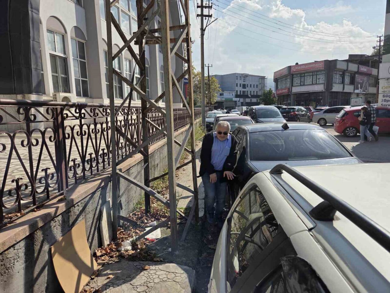 Samsun'un Canik ilçesindeki Eski Sanayi Sitesi'nde yayaların geçişini engelleyen elektrik