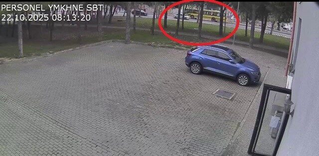 Bursa Uludağ Üniversitesi kampüsünde bir belediye otobüsü, yol geçişi sırasında