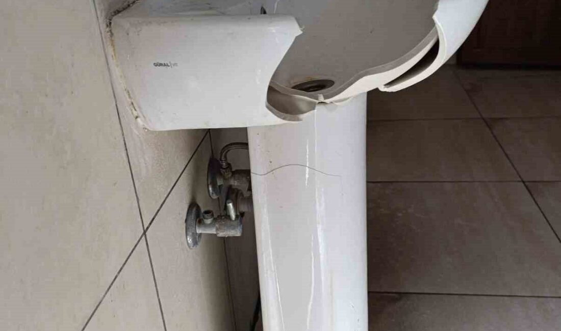 Bilecik’te Cami Tuvaletini Tahrip Eden Şahıs Jandarma Ekiplerince Yakalandı Bilecik'in Vezirhan Beldesi'ndeki Yeni Camii'nin lavabolarını kırdığı tespit edilen İbrahim