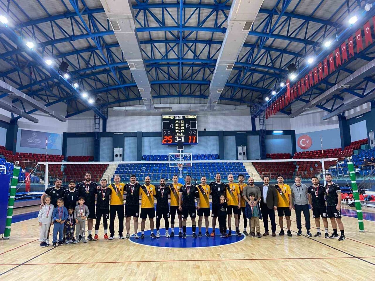 Düzce'de düzenlenen kamu spor oyunları voleybol müsabakalarında Düzce İl Milli