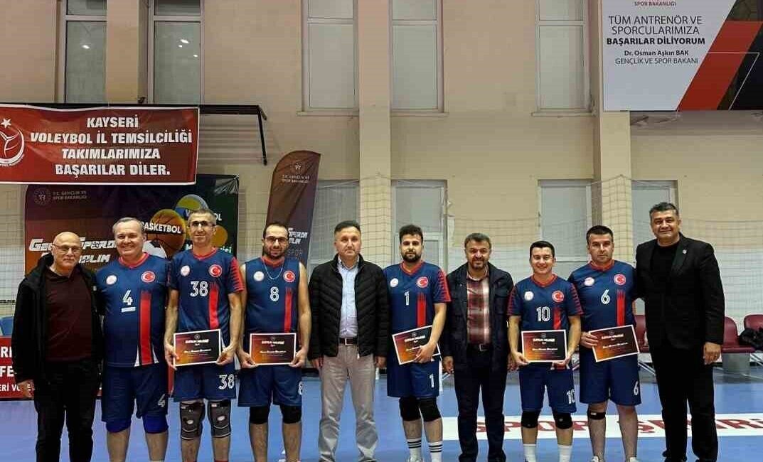 Kayseri’de 3. Kamu Spor Oyunları Voleybol Erkek Müsabakaları Tamamlandı Kayseri'de düzenlenen 3. Kamu Spor Oyunları'nda voleybol erkek kategorisi sona