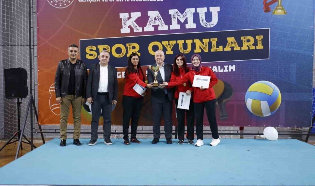 Kamu Spor Oyunları final mücadelesiyle sona erdi, şampiyonlar ödüllerini aldı Denizli'de düzenlenen Kamu Spor Oyunları, Vali Recep Yazıcıoğlu Spor Salonu'nda