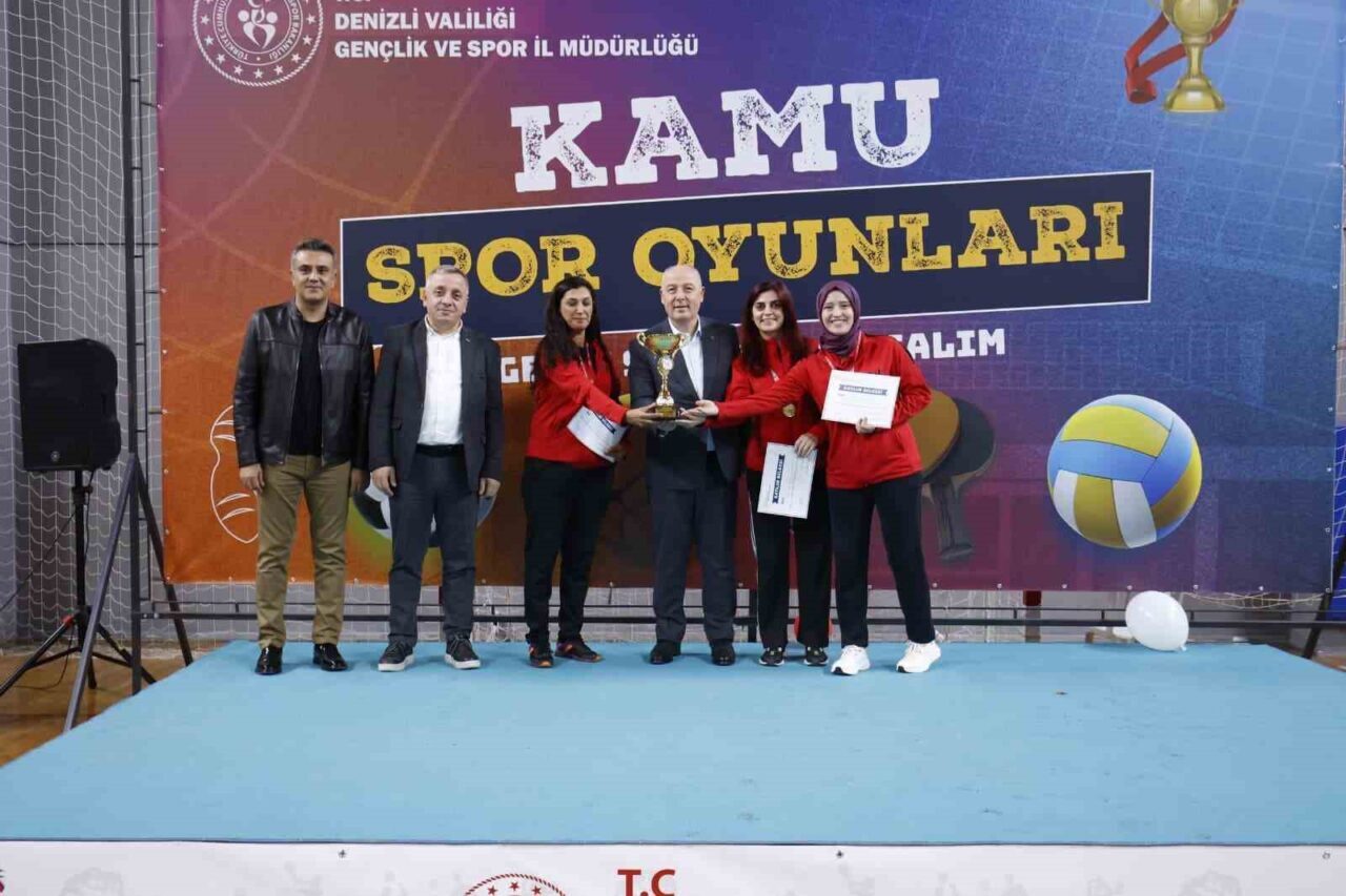 Denizli'de düzenlenen Kamu Spor Oyunları, Vali Recep Yazıcıoğlu Spor Salonu'nda