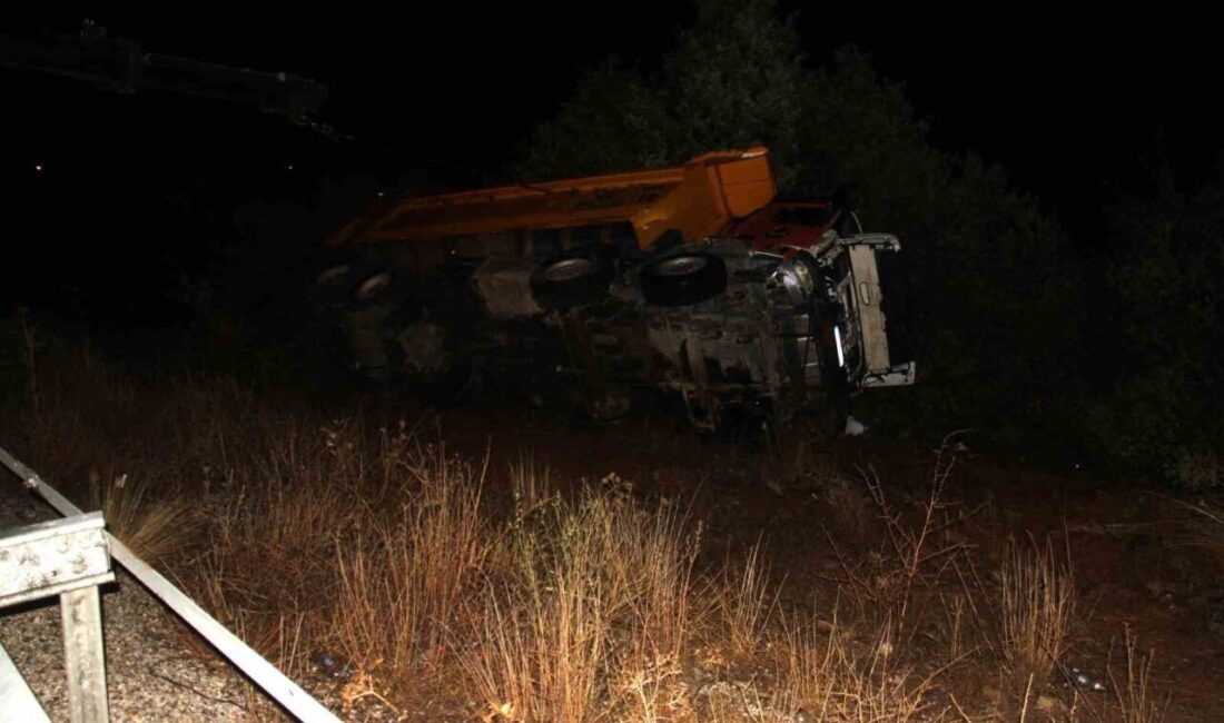 Konya'nın Beyşehir ilçesinde Mustafa Topbaş yönetimindeki kamyon, bariyerlere çarparak devrildi.