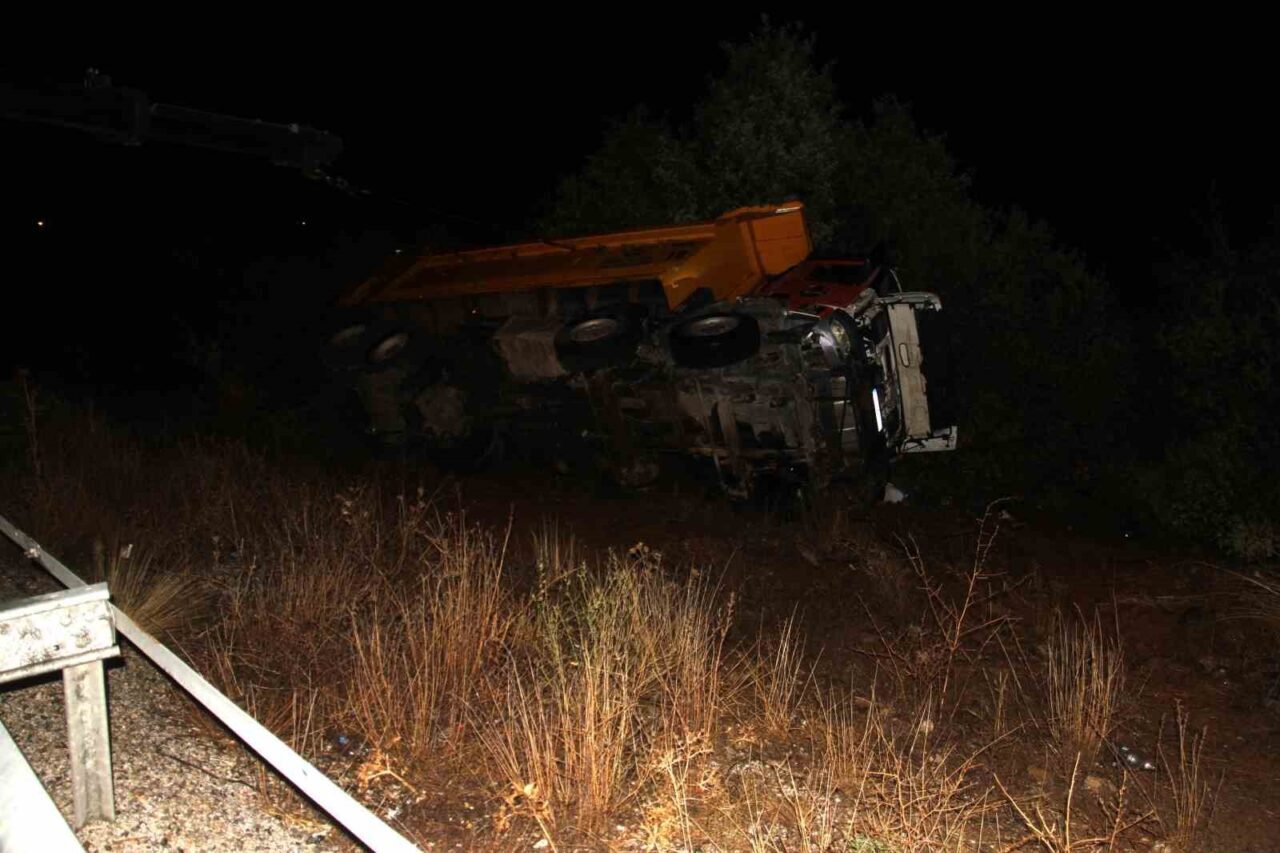 Beyşehir’de meydana gelen trafik kazasında kamyon devrildi: 2 ölü, 1 yaralı